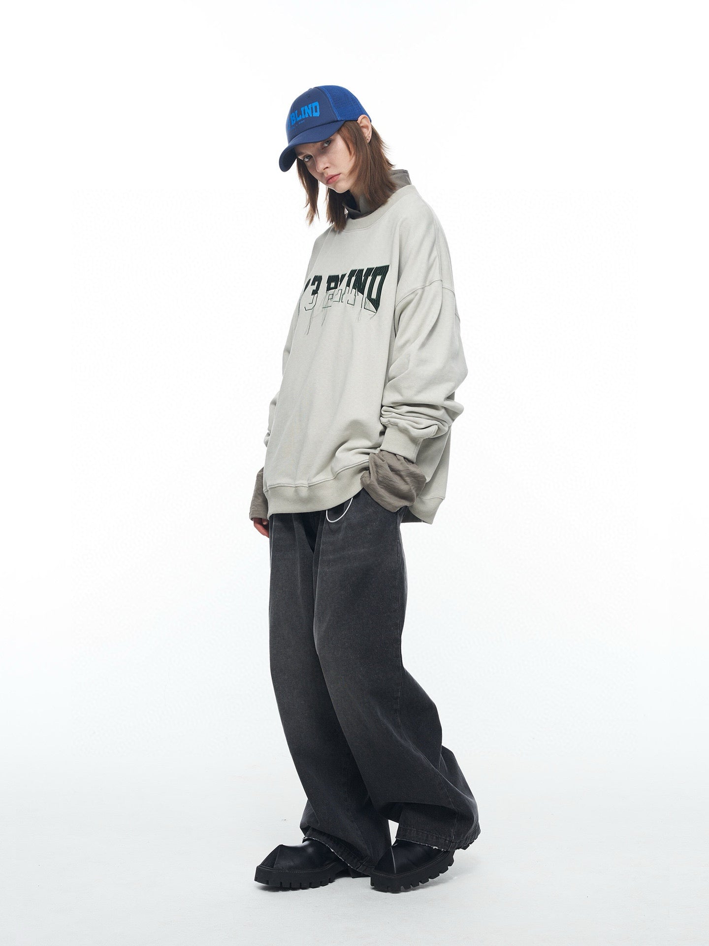 Embroidered Hanging Thread Crewneck Sweatshirt